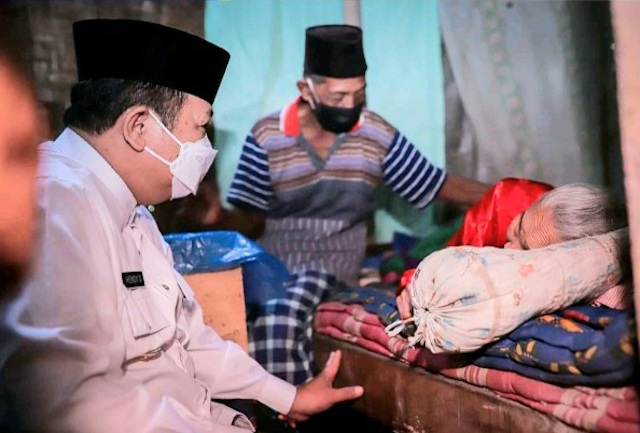 Bupati Hendy ke Sumber Lesung, Serahkan Bantuan Pembangunan Rumah untuk Mbah Mujio